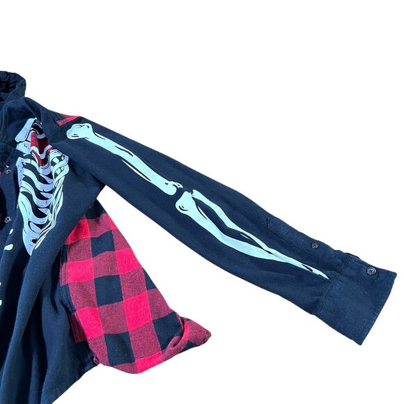 Rue 21 x Dark Sundaze Mens 2022 Halloween Flannel Hoodie Size Small Skeleton - Picture 5 of 5